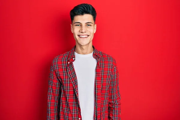 Joven Hombre Hispano Usando Ropa Casual Con Una Sonrisa Alegre —  Fotos de Stock