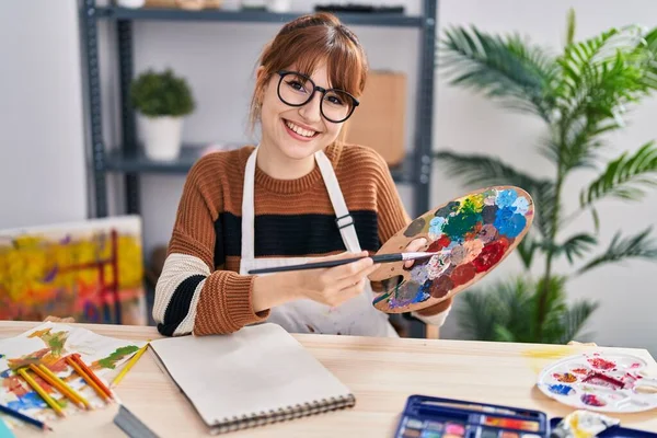 Joven Artista Sonriendo Dibujo Seguro Cuaderno Estudio Arte —  Fotos de Stock