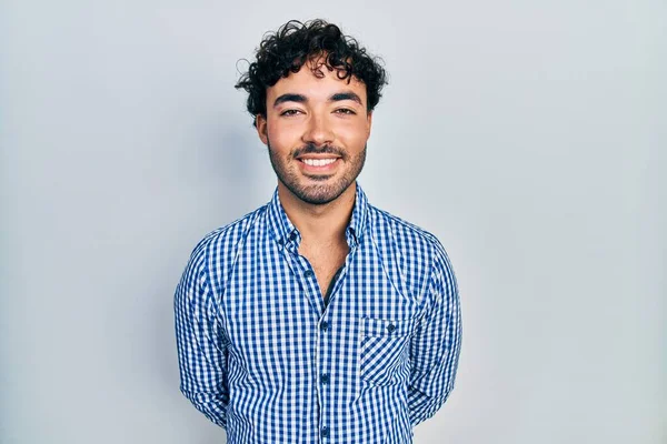 Joven Hombre Hispano Usando Ropa Casual Con Una Sonrisa Alegre —  Fotos de Stock