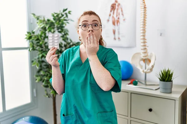 Jonge Roodharige Fysiotherapeut Vrouw Met Recept Pillen Die Mond Bedekken — Stockfoto