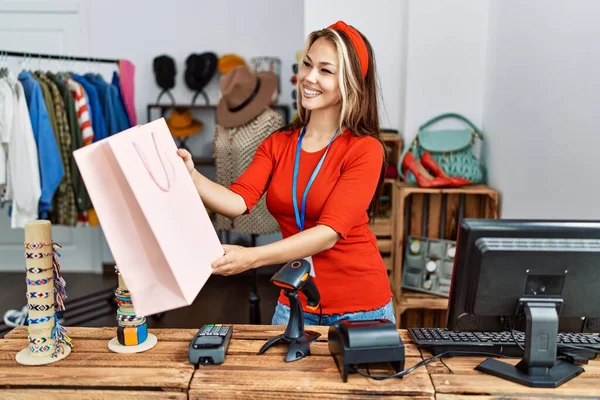 Молода Кавказька Крамниця Посміхаючись Щаслива Тримає Сумку Магазині Одягу — стокове фото