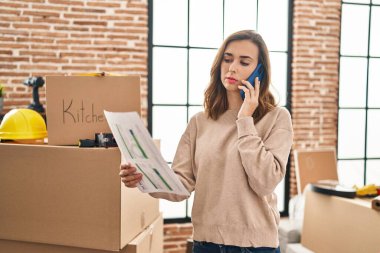 Yeni evdeki akıllı telefon okuma dokümanında konuşan genç bir kadın.