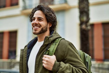 Yakışıklı İspanyol adam şehre gülümsüyor.
