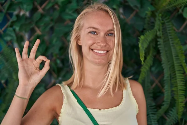 Genç Beyaz Kadın Dışarıda Duruyor Parmaklarıyla Işaret Veriyor Gülümsüyor Mükemmel — Stok fotoğraf