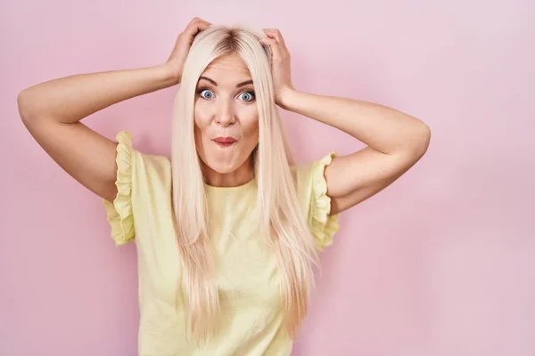 Caucasian Woman Standing Pink Background Crazy Scared Hands Head Afraid — Fotografia de Stock