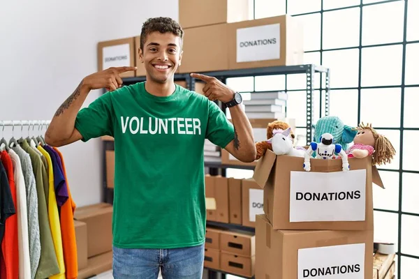 Joven Hombre Hispano Guapo Vistiendo Camiseta Voluntaria Las Donaciones Pie —  Fotos de Stock