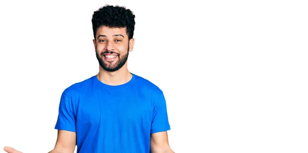Junger Arabischer Mann Mit Bart Lässigem Blauem Shirt Fröhlich Lächelnd — Stockfoto