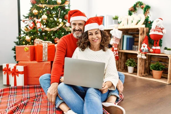 Hispanic Middle Age Woman Mature Man Using Laptop Sitting Christmas — Fotografia de Stock