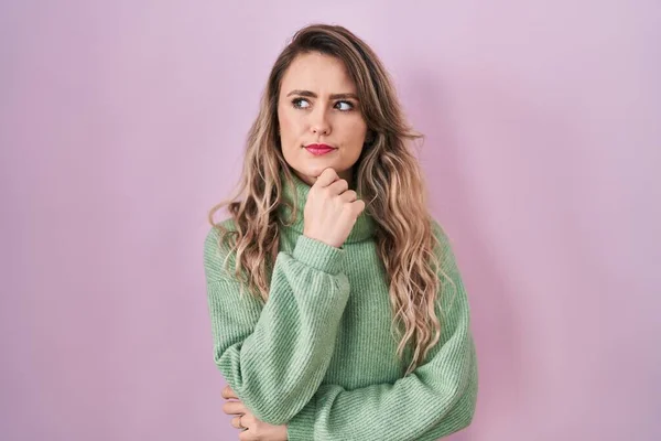 Young Caucasian Woman Standing Pink Background Looking Confident Camera Smile — Zdjęcie stockowe