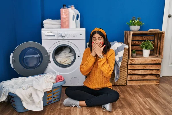 Ung Latinamerikansk Kvinna Gör Tvätt Chockad Täcka Mun Med Händer — Stockfoto