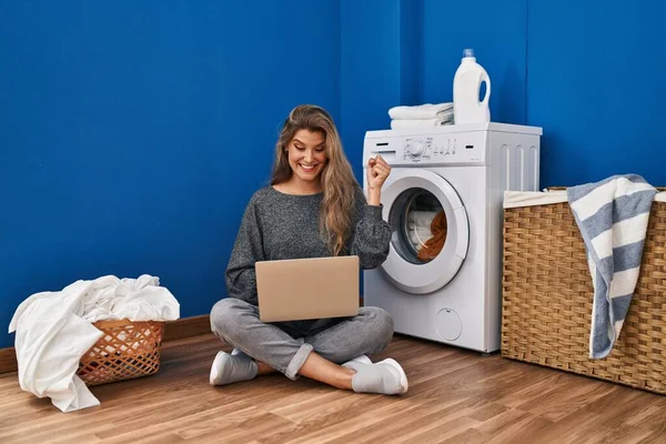 Young Woman Waiting Laundry Using Laptop Screaming Proud Celebrating Victory — Stok fotoğraf