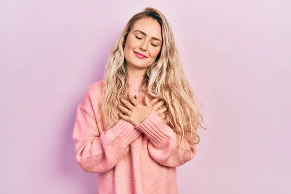 Beautiful Young Blonde Woman Wearing Pink Sweater Smiling Hands Chest — Stock fotografie