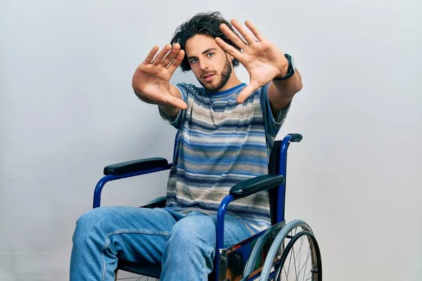 Bonito Hispânico Homem Sentado Cadeira Rodas Fazendo Quadro Usando Mãos — Fotografia de Stock