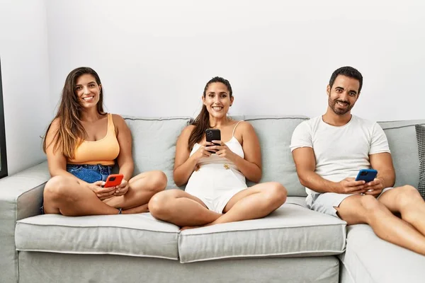 Τρεις Ισπανοί Φίλοι Χαμογελούν Χαρούμενοι Χρησιμοποιώντας Smartphone Που Κάθεται Στον — Φωτογραφία Αρχείου