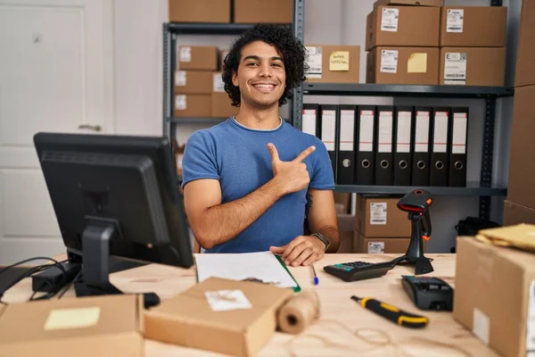 Homem Hispânico Com Cabelo Encaracolado Trabalhando Comércio Eletrônico Pequenas Empresas — Fotografia de Stock