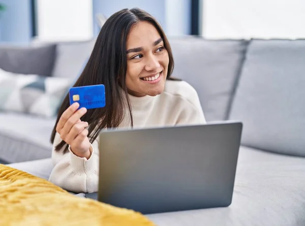 Ung Latinamerikansk Kvinna Som Använder Laptop Och Kreditkort Ligger Soffan — Stockfoto
