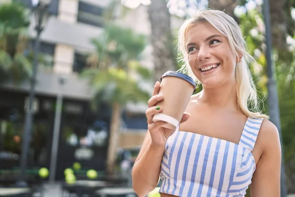 Joven Chica Rubia Sonriendo Feliz Bebiendo Café Ciudad —  Fotos de Stock