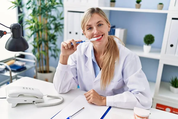 Красива Жінка Стоматолог Пояснює Чистити Зуби Зубною Щіткою Виглядаючи Позитивно — стокове фото