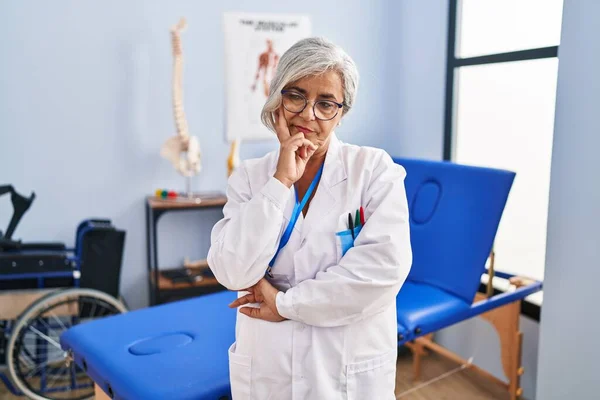 Middle Age Woman Grey Hair Working Pain Recovery Clinic Thinking — Stock Photo, Image