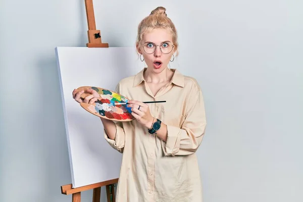 Beautiful Caucasian Woman Blond Hair Standing Drawing Palette Painter Easel — ストック写真