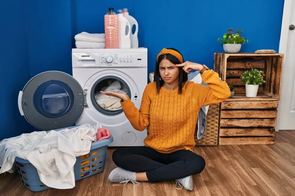 若いヒスパニック系の女性は洗濯を混乱し コピースペースを示し 額に指を指すオープン手のひらに悩まされます 考えてみてください — ストック写真