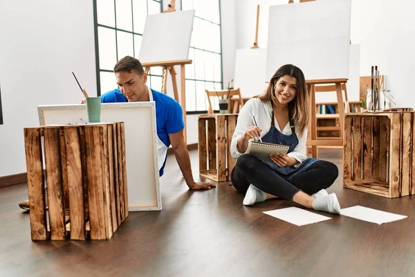 Due Studenti Sorridenti Felice Pittura Seduta Sul Pavimento Scuola Arte — Foto Stock