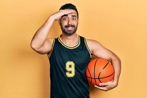 Schöner Hispanischer Mann Mit Bart Der Gestresst Und Frustriert Basketballball — Stockfoto