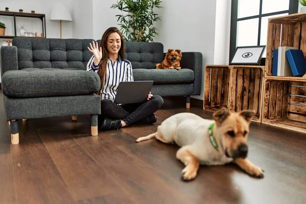 Jovem Hispânica Tendo Videochamada Sentada Chão Com Cães Casa — Fotografia de Stock