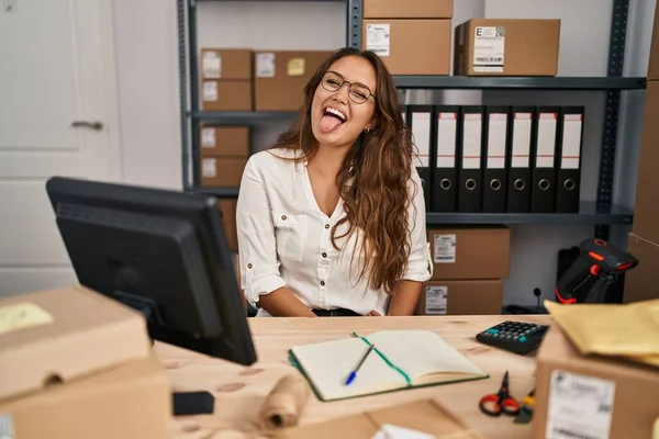 面白い表情で幸せそうに舌を突き出す中小企業で働く若いヒスパニック系女性 感情の概念 — ストック写真