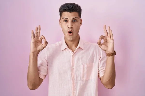 Young Hispanic Man Standing Pink Background Looking Surprised Shocked Doing — Foto Stock