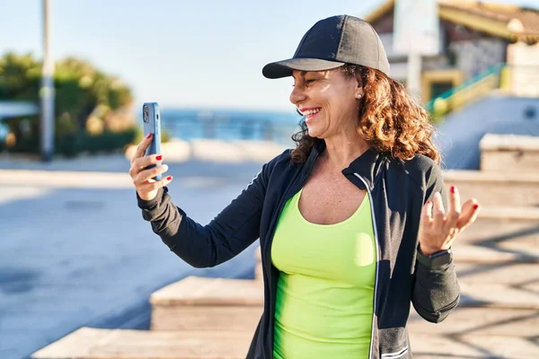 Middle Age Hispanic Woman Working Out Smartphone Outdoors — Stok fotoğraf