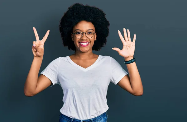 Jong Afrikaanse Amerikaanse Vrouw Dragen Casual Wit Shirt Tonen Wijzen — Stockfoto
