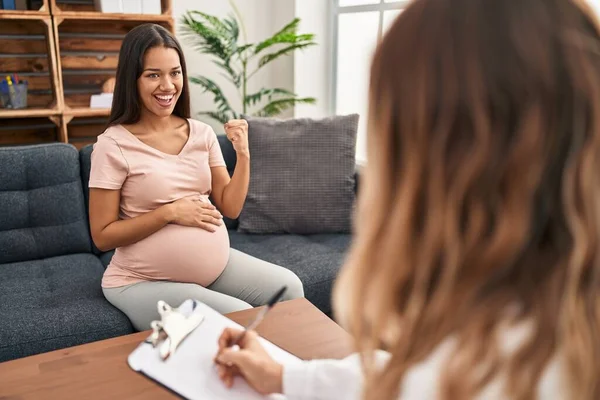 Jonge Zwangere Vrouw Therapie Sessie Schreeuwen Trots Vieren Overwinning Succes — Stockfoto