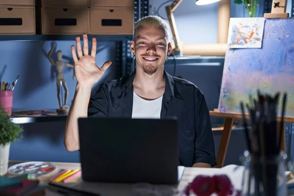 Young Caucasian Man Using Laptop Night Art Studio Showing Pointing — Fotografia de Stock
