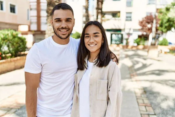 Giovane Coppia Latina Sorridente Felice Abbracciare Città — Foto Stock