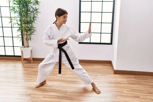 Genç Spanyol Kız Eğitim Stüdyosunda Dövüş Sanatları Yapıyor — Stok fotoğraf
