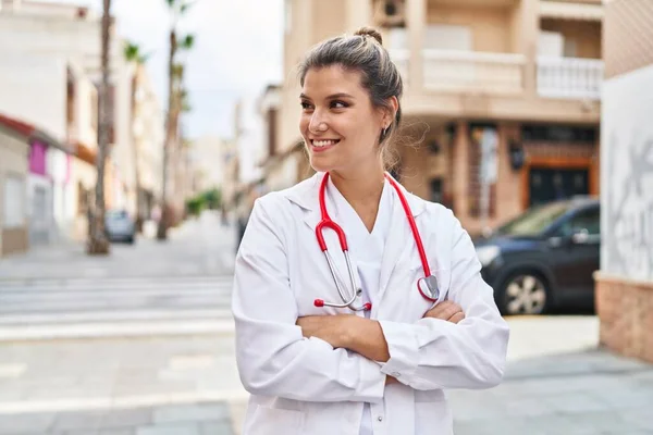 Jovem Loira Vestindo Uniforme Médico Com Braços Cruzados Gesto Rua — Fotografia de Stock