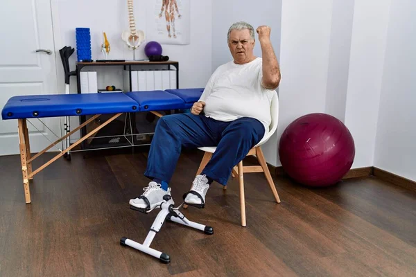 Homem Caucasiano Sênior Clínica Fisioterapia Usando Pedal Exercitador Irritado Louco — Fotografia de Stock