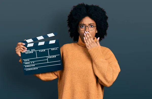 Genç Afro Amerikalı Kadın Elinde Video Film Panosu Ile Ağzını — Stok fotoğraf