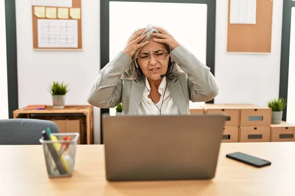 Middle Age Businesswoman Sitting Desk Working Using Laptop Office Suffering — Foto Stock