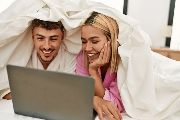 Jong Kaukasisch Paar Bedekking Met Laken Met Behulp Van Laptop — Stockfoto