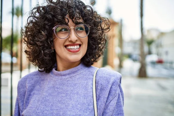 Mladý Střední Východ Žena Usmívá Sebevědomě Nosit Brýle Ulici — Stock fotografie
