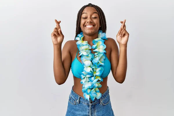 Młoda Afroamerykanka Warkoczami Bikini Hawajskim Lei Gestykulującym Palcem Skrzyżowanym Uśmiechnięta — Zdjęcie stockowe