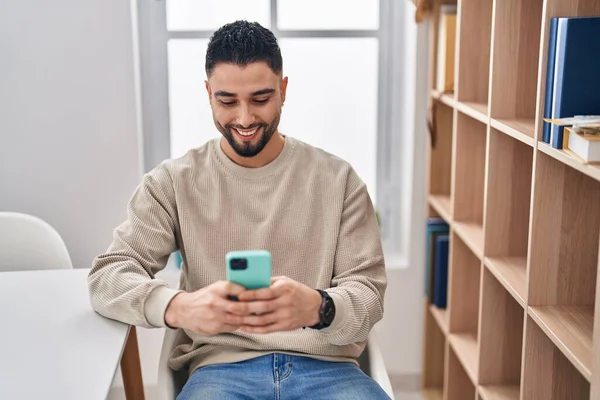 Genç Arap Adam Evde Akıllı Telefon Kullanarak Kendinden Emin Gülümsüyor — Stok fotoğraf