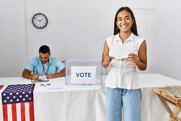 Jovem Eleitor Americano Mulher Sorrindo Feliz Segurando Voto Colégio Eleitoral — Fotografia de Stock