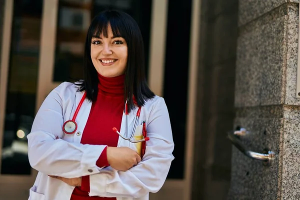 Jeune Femme Brune Portant Uniforme Médecin Stéthoscope Entrée Maison — Photo