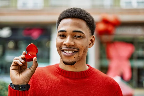 英俊的非洲裔美国年轻人手持订婚戒指 — 图库照片