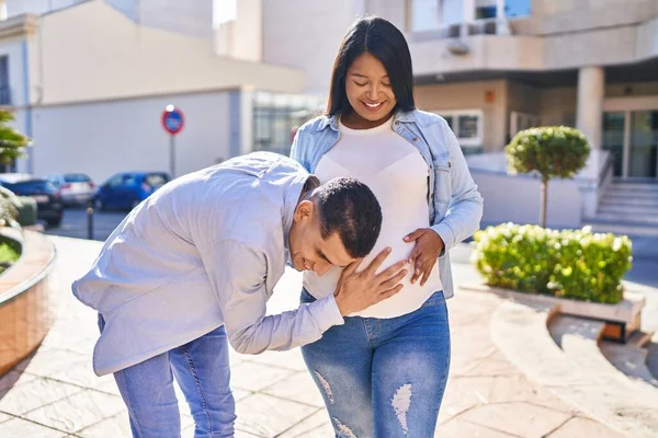 Jong Latijn Paar Luisteren Baby Geluid Park — Stockfoto