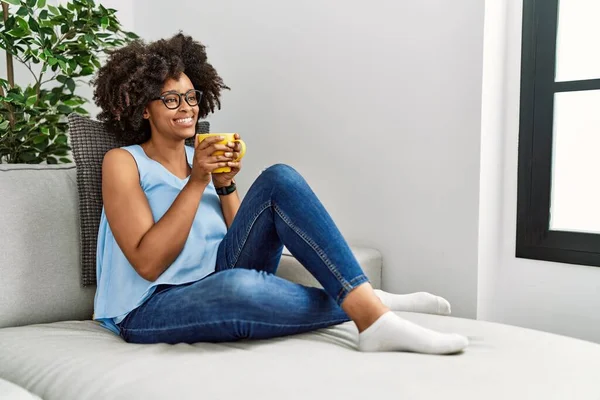 Mladý Africký Americký Žena Usměvavý Jistý Pití Kávy Doma — Stock fotografie