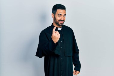 Yakışıklı, sakallı, Katolik rahip cübbesi giyen yakışıklı bir adam seni buraya davet ediyor. 